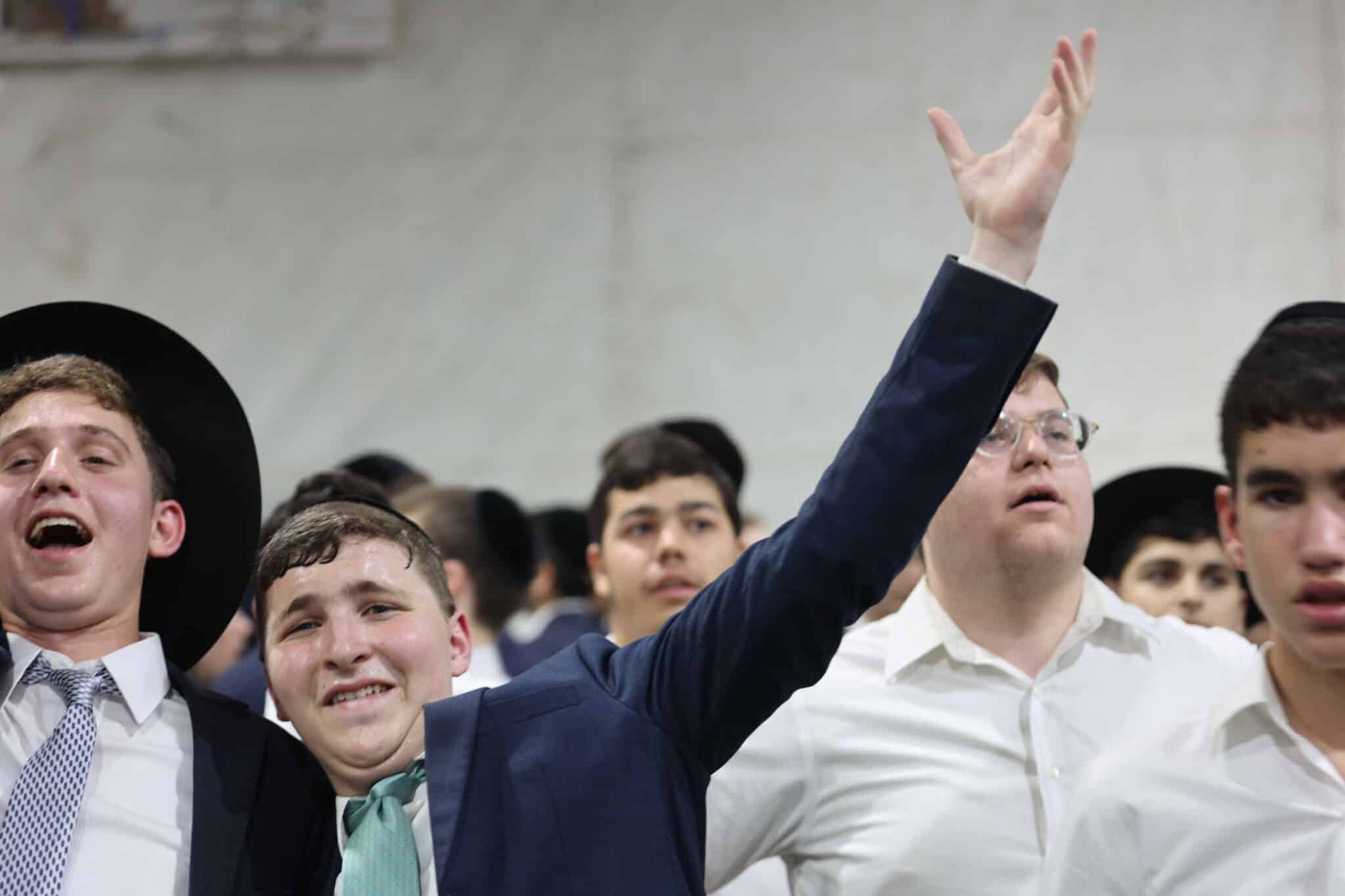 המונים בשמחת בית השואבה אצל הרב שלום ארוש