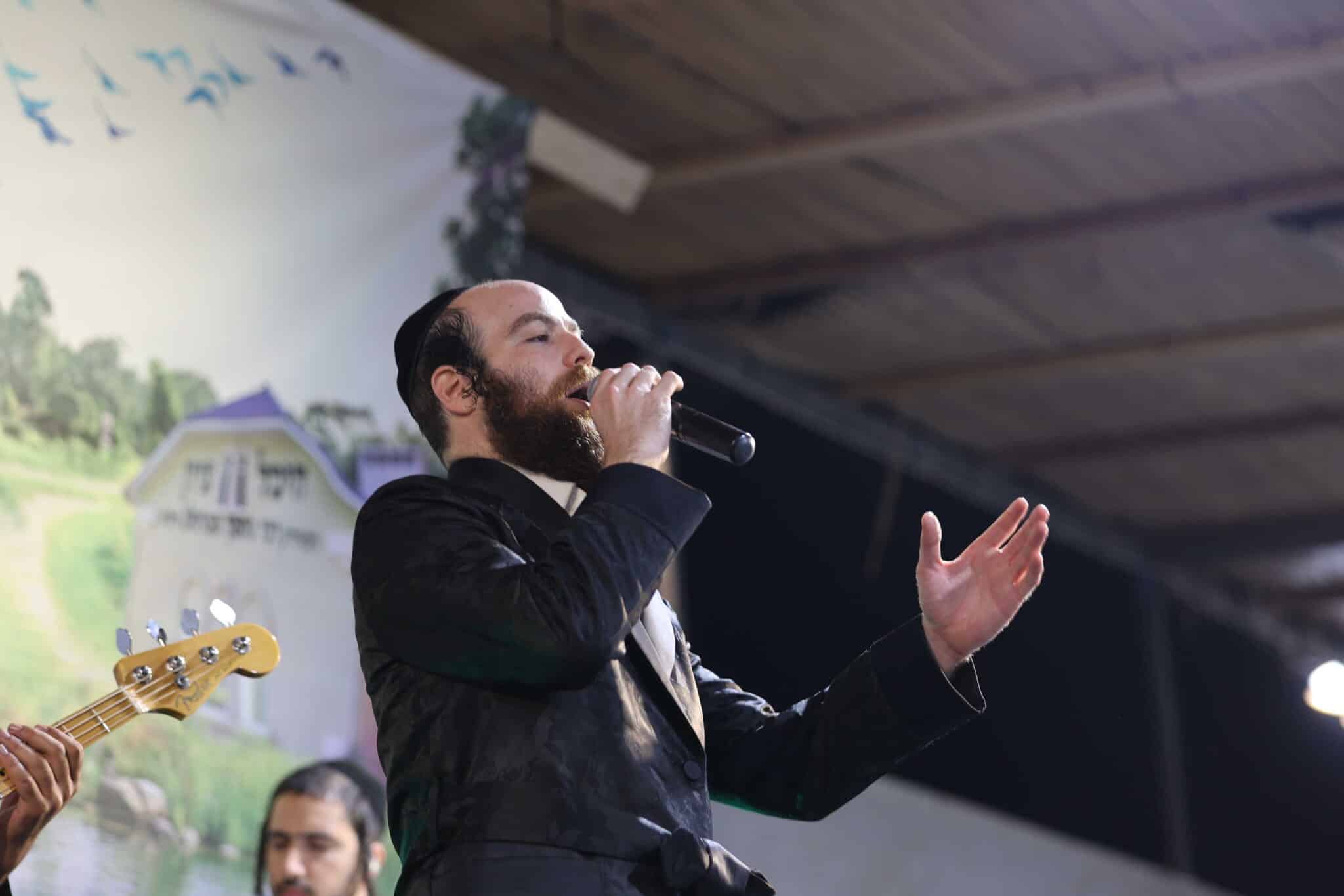 המונים בשמחת בית השואבה אצל הרב שלום ארוש