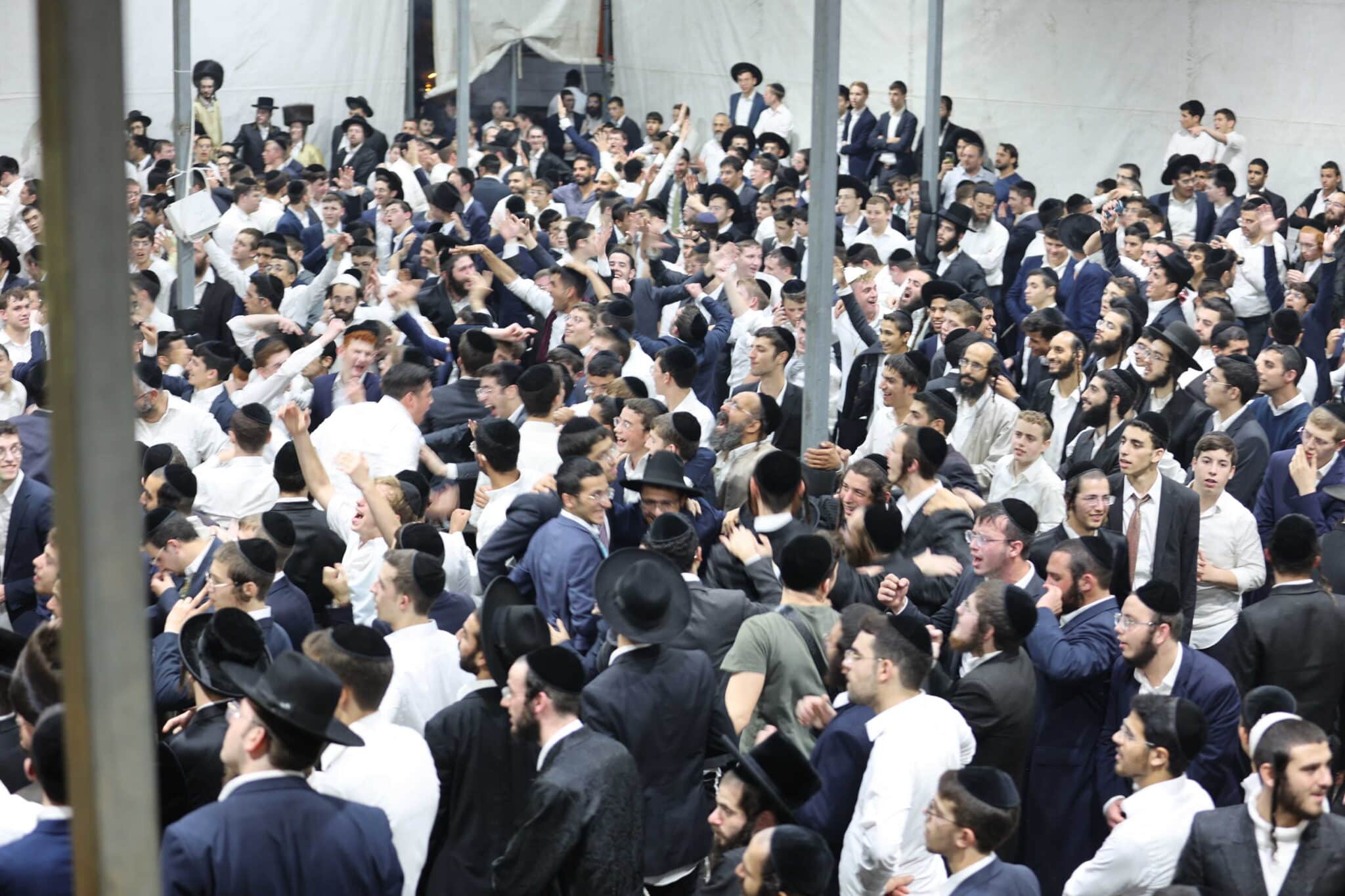 המונים בשמחת בית השואבה אצל הרב שלום ארוש