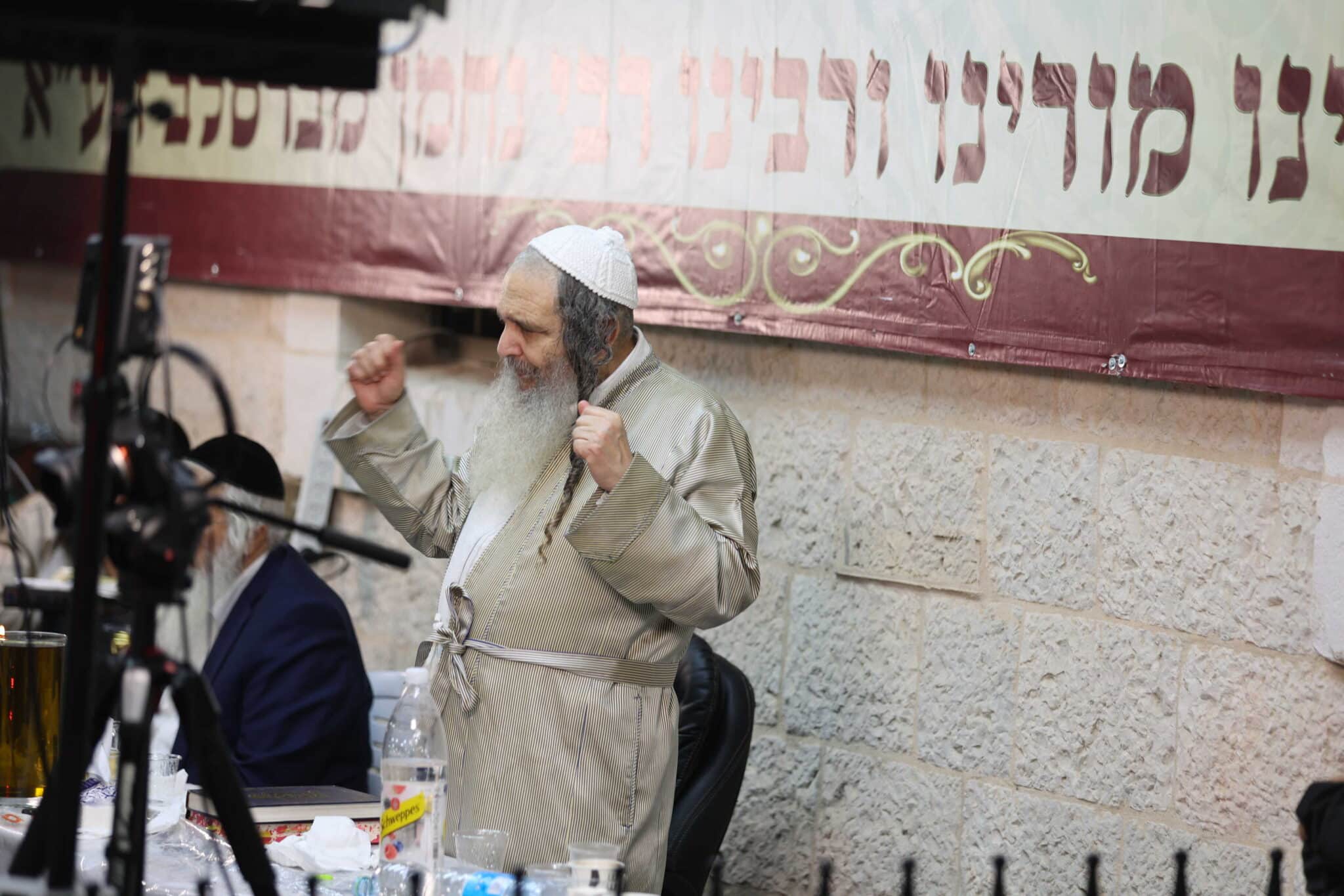 המונים בשמחת בית השואבה אצל הרב שלום ארוש