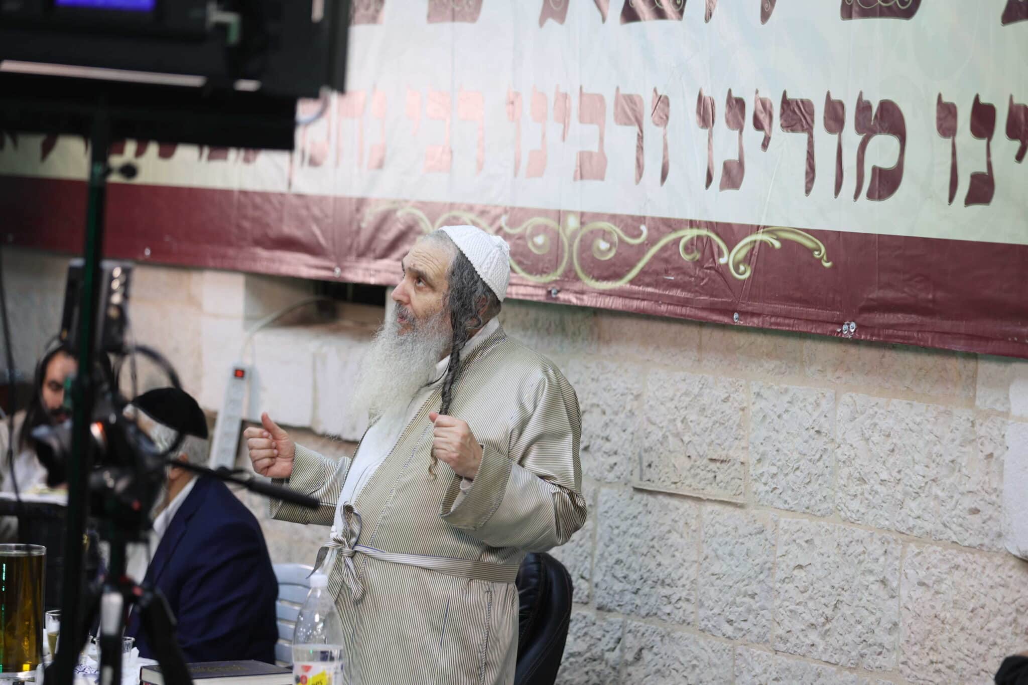 המונים בשמחת בית השואבה אצל הרב שלום ארוש