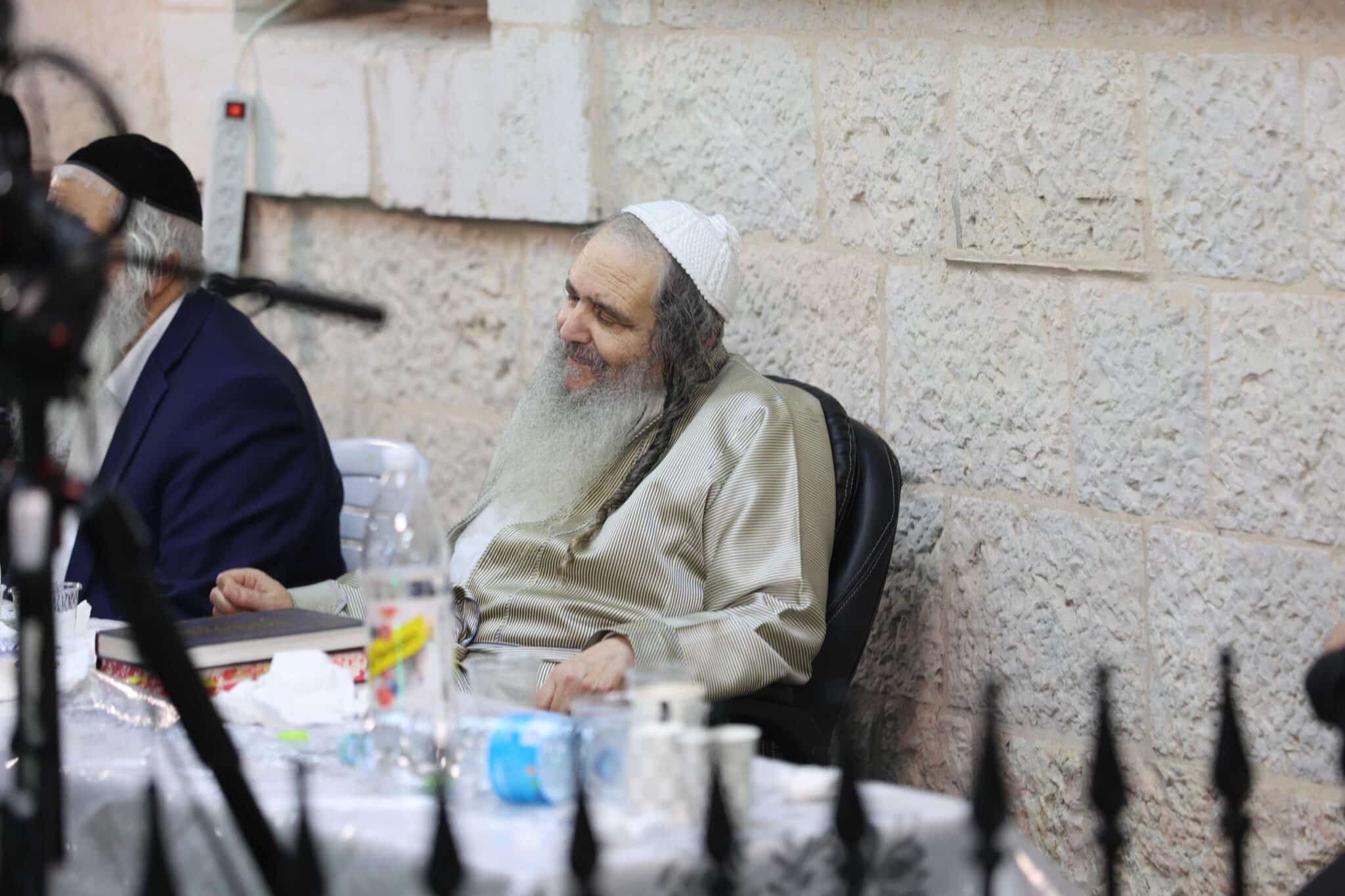 המונים בשמחת בית השואבה אצל הרב שלום ארוש