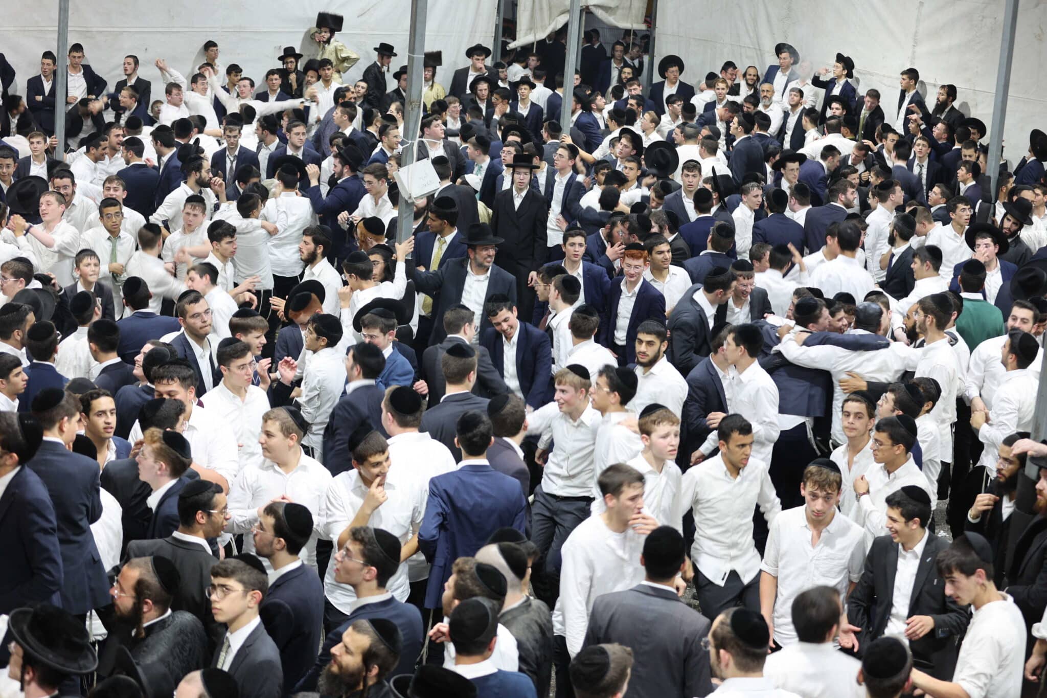 המונים בשמחת בית השואבה אצל הרב שלום ארוש