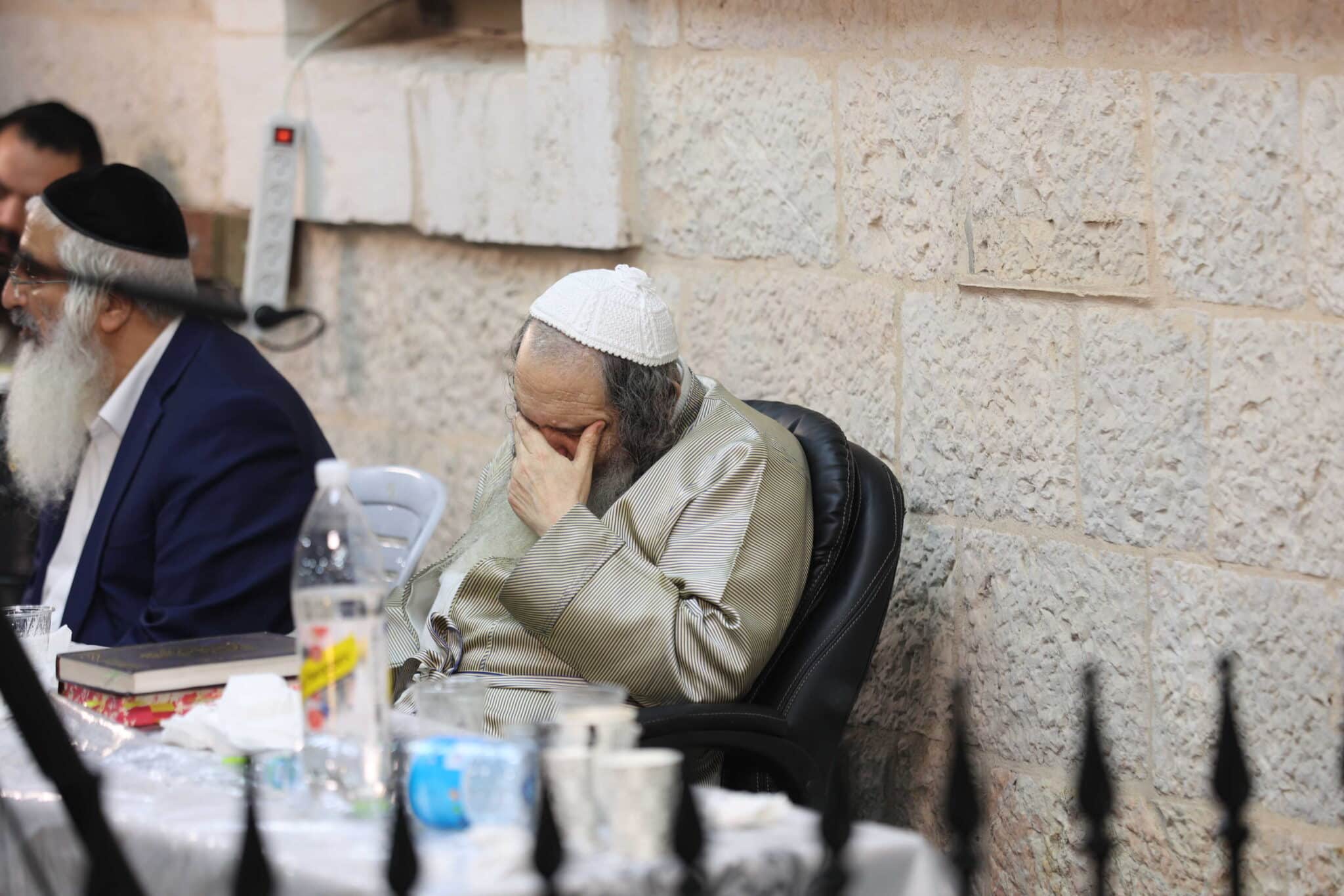 המונים בשמחת בית השואבה אצל הרב שלום ארוש