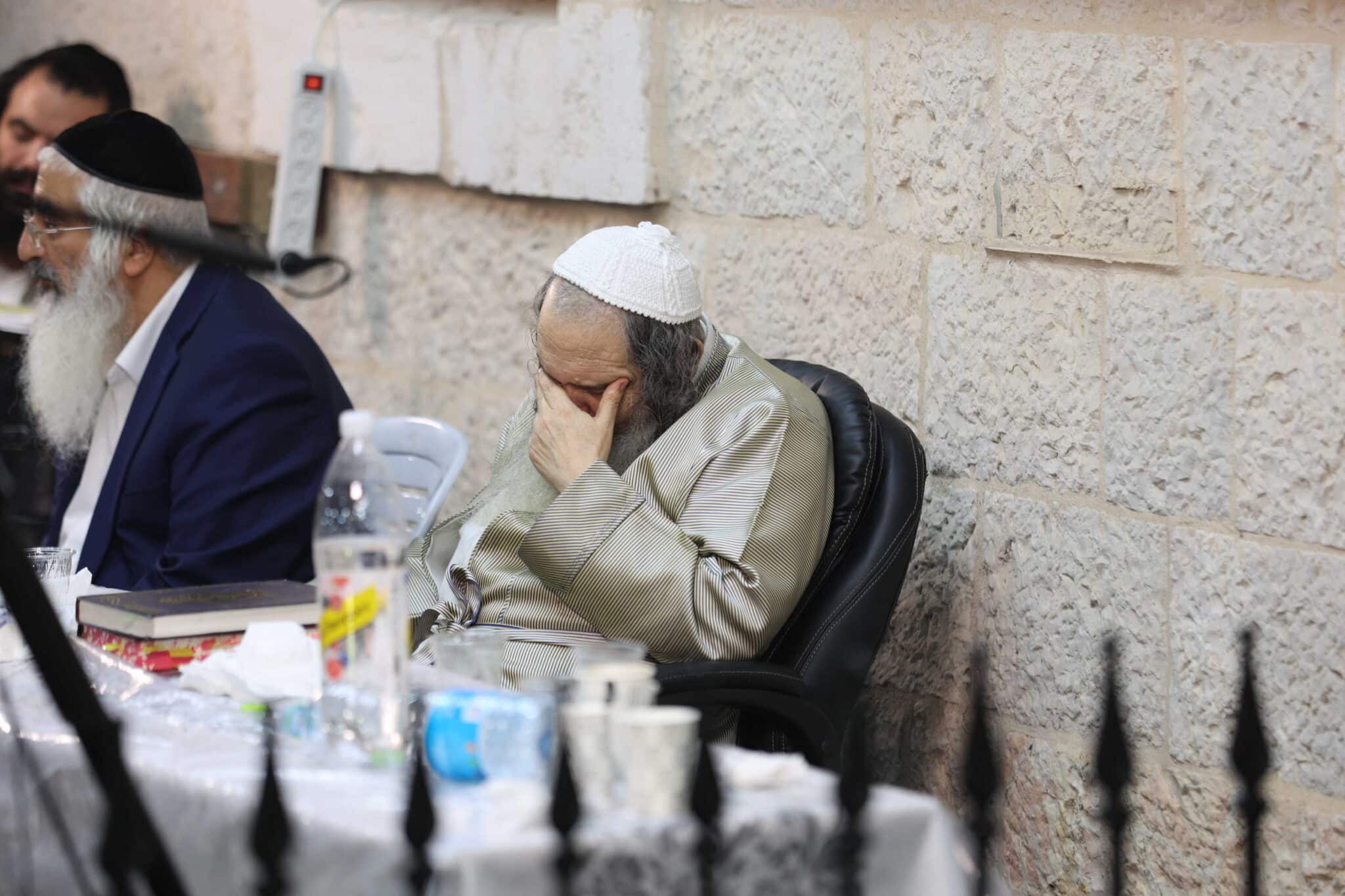 המונים בשמחת בית השואבה אצל הרב שלום ארוש