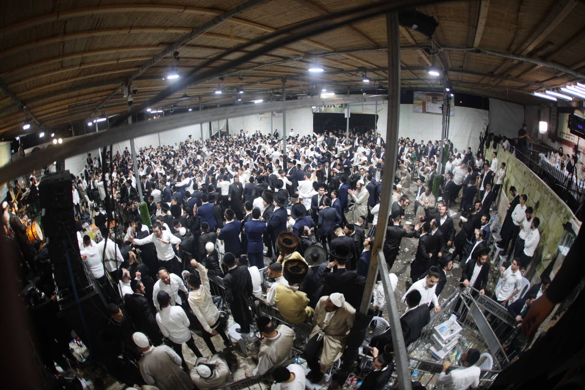 המונים בשמחת בית השואבה אצל הרב שלום ארוש