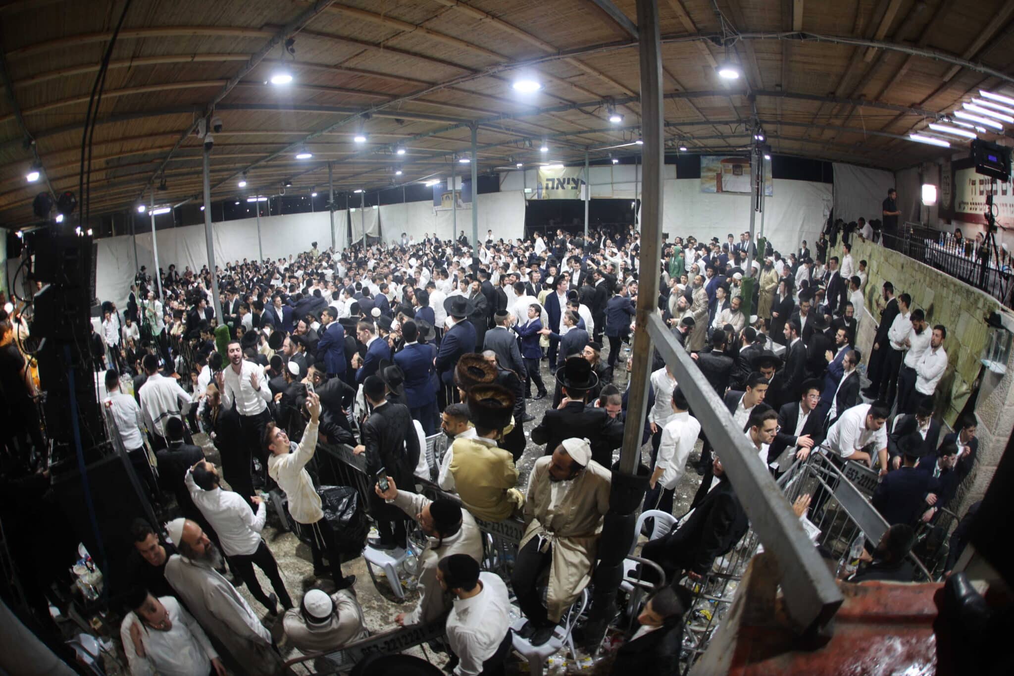 המונים בשמחת בית השואבה אצל הרב שלום ארוש