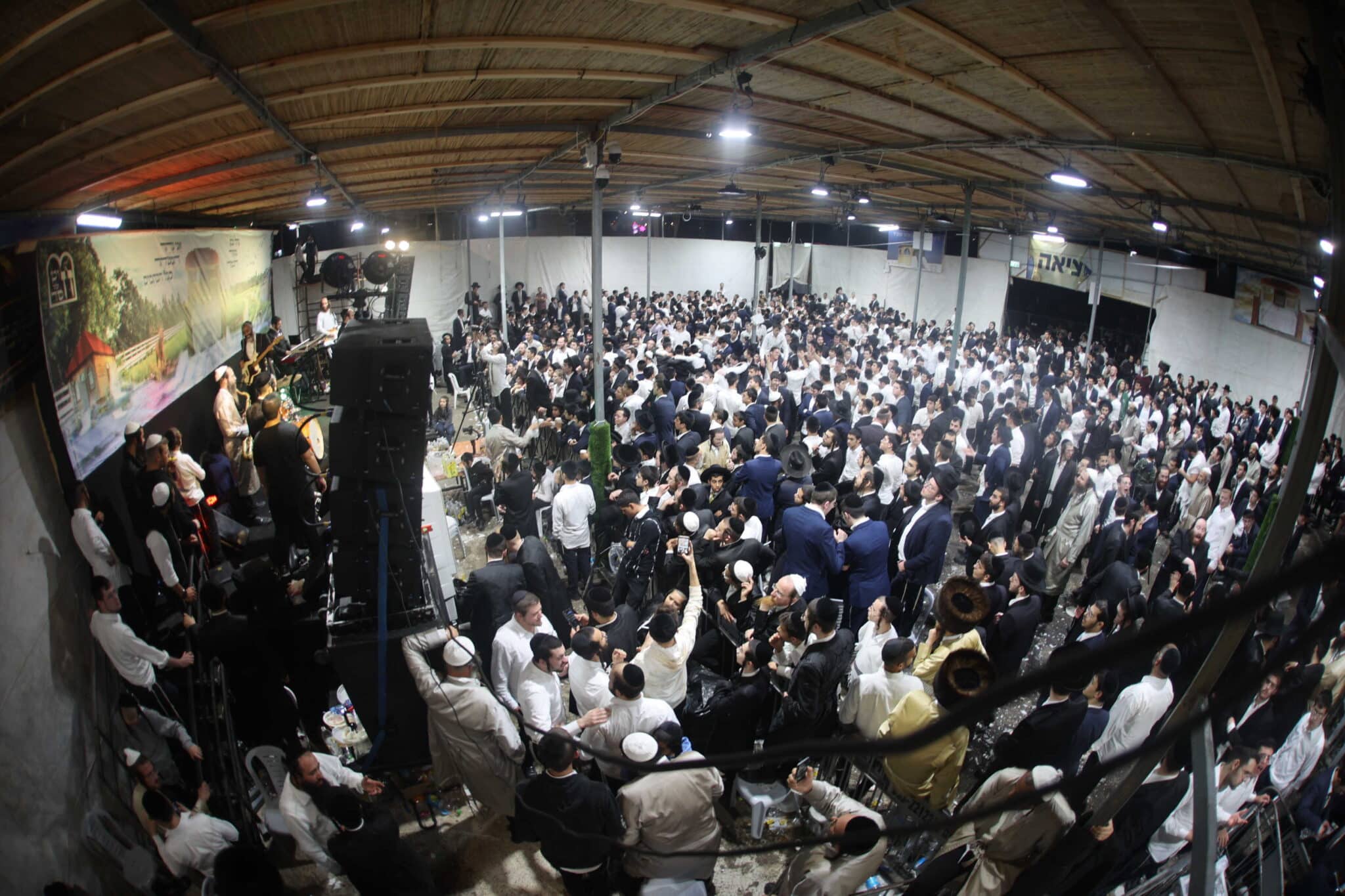 המונים בשמחת בית השואבה אצל הרב שלום ארוש