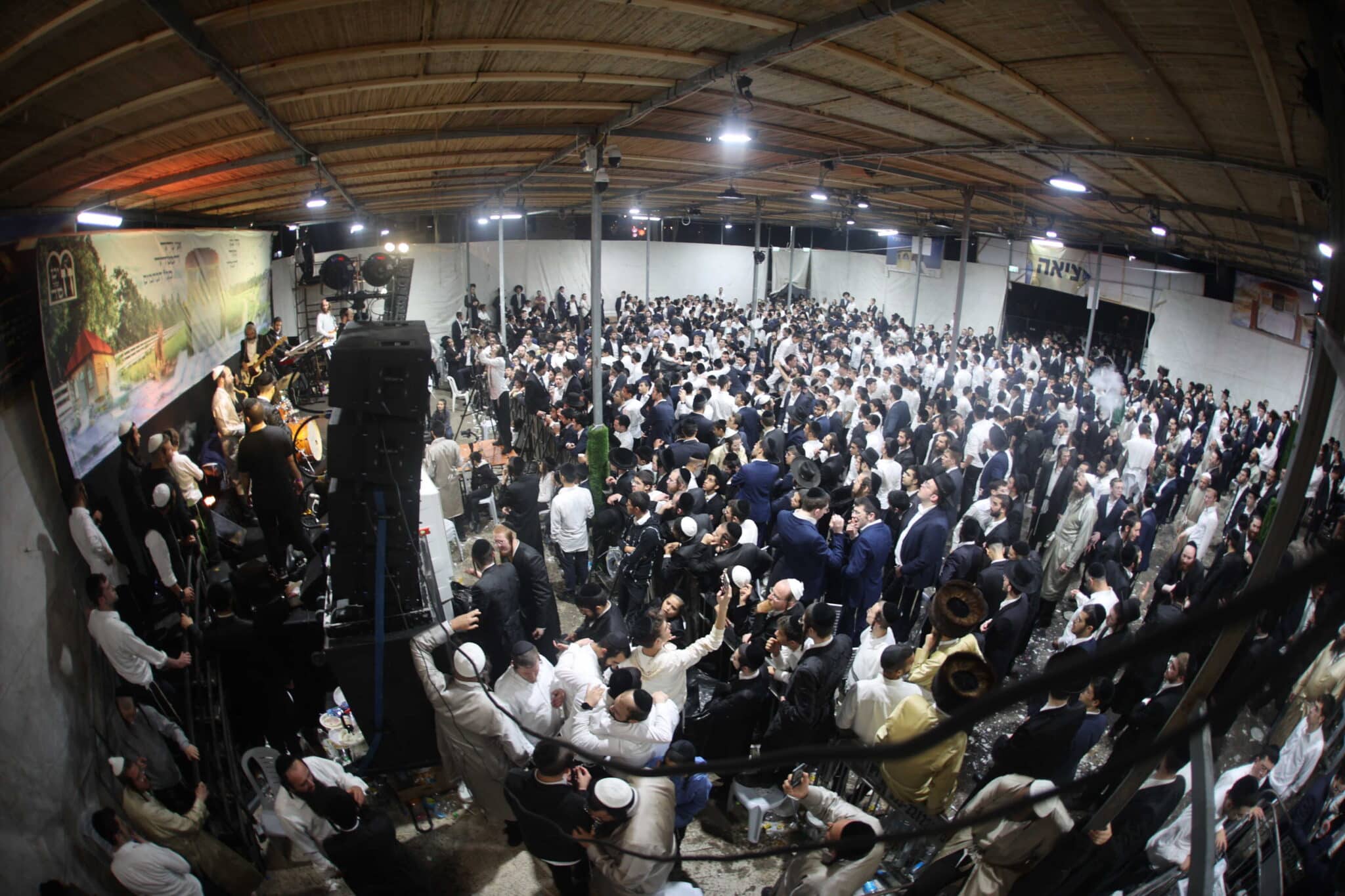 המונים בשמחת בית השואבה אצל הרב שלום ארוש