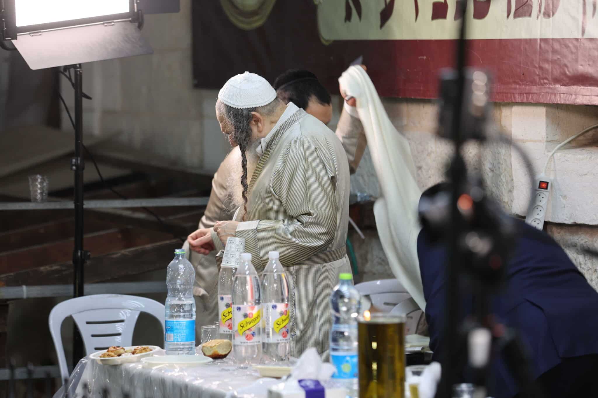 המונים בשמחת בית השואבה אצל הרב שלום ארוש