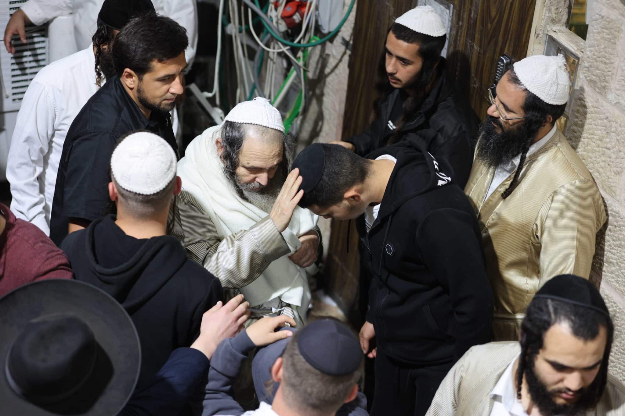 המונים בשמחת בית השואבה אצל הרב שלום ארוש