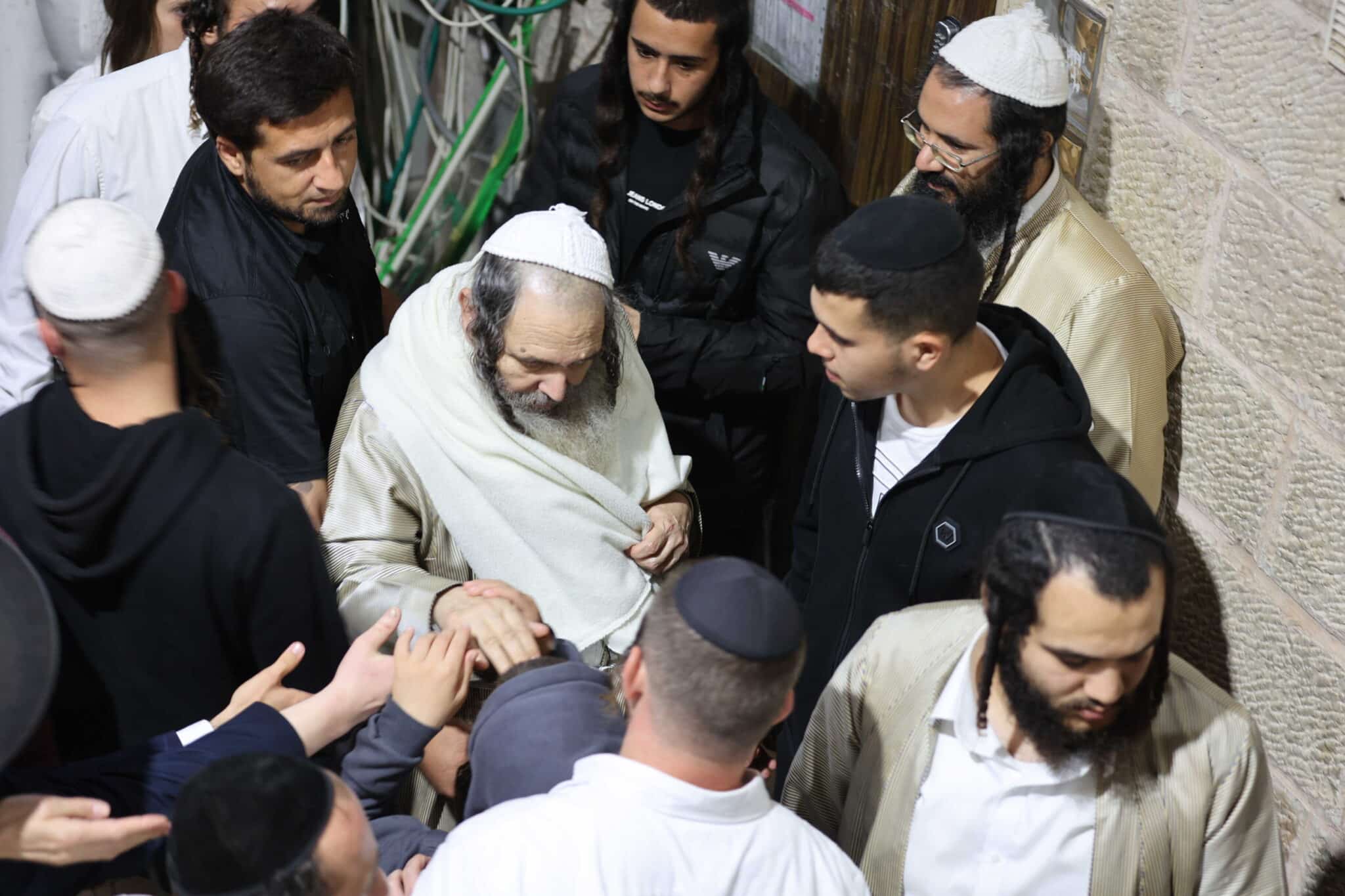 המונים בשמחת בית השואבה אצל הרב שלום ארוש