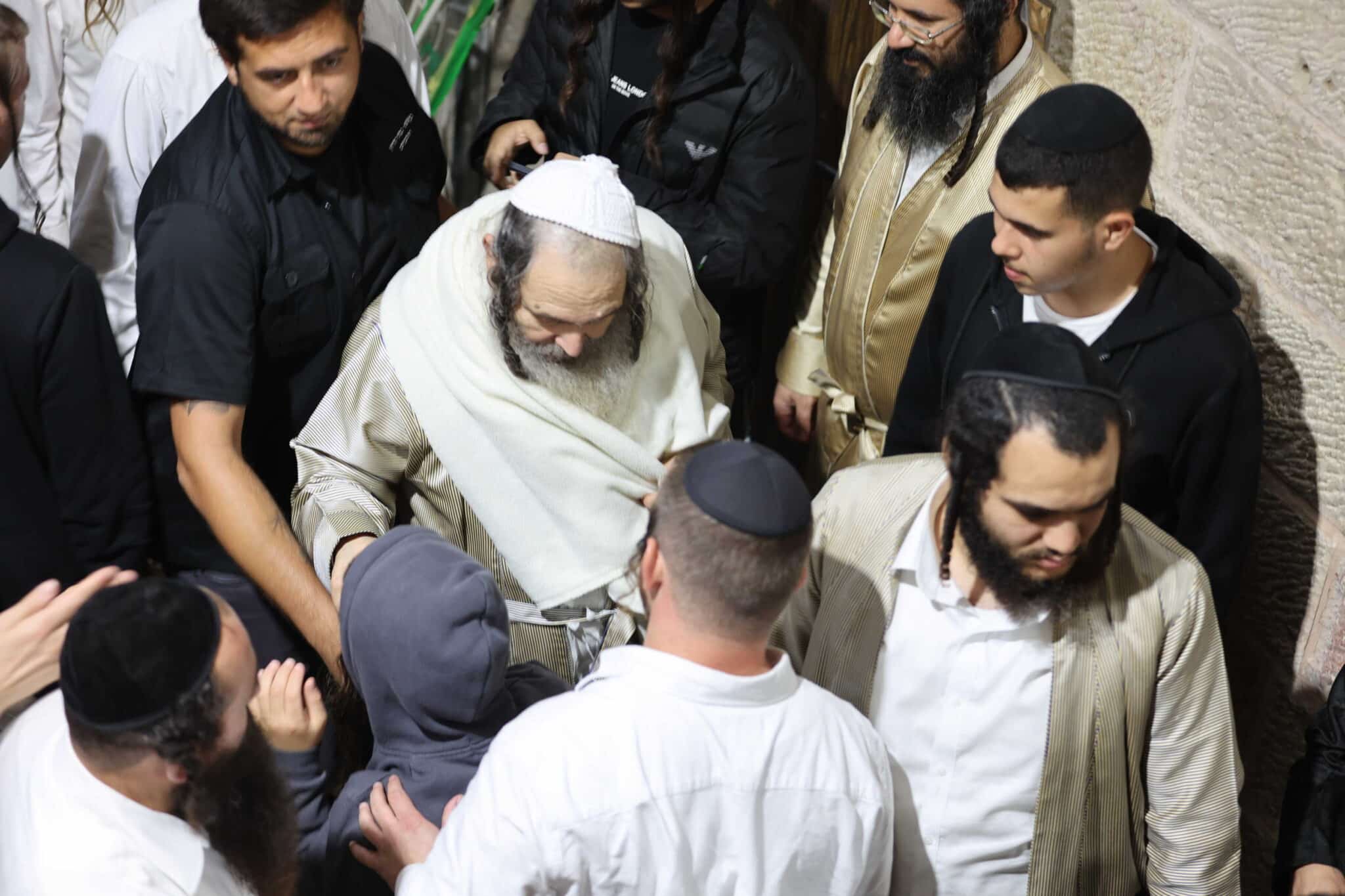 המונים בשמחת בית השואבה אצל הרב שלום ארוש