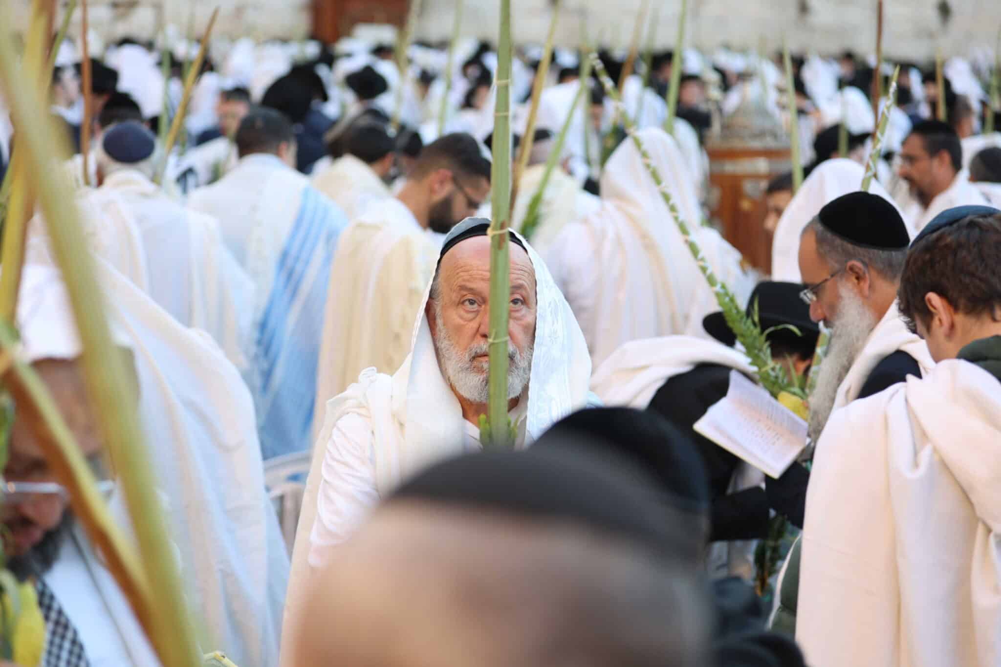 המוני בית ישראל בכותל המערבי • צפו בגלריה