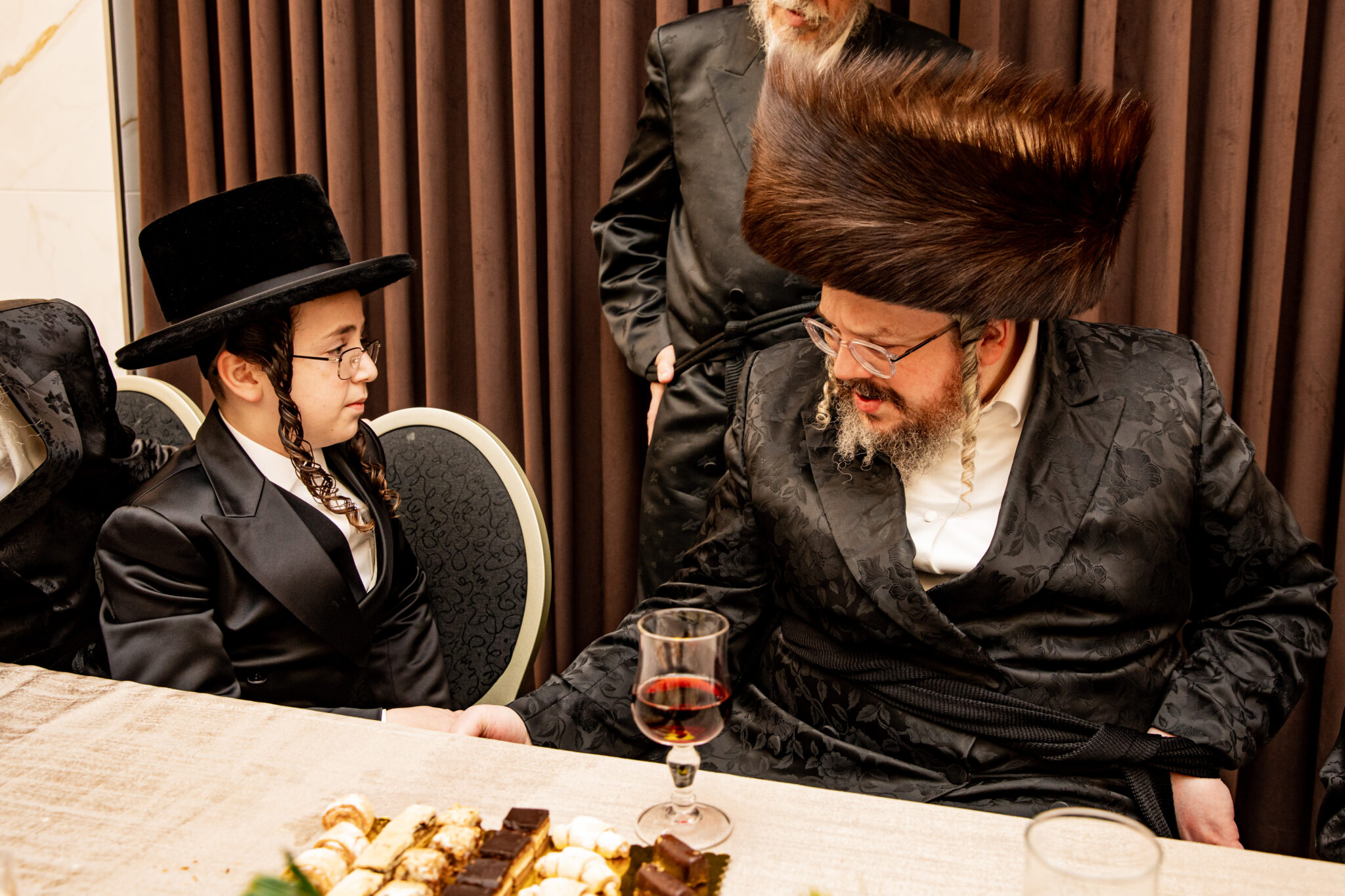 בן האדמו"ר מבעלזא הגיע לבר מצווה של בן המשפיע