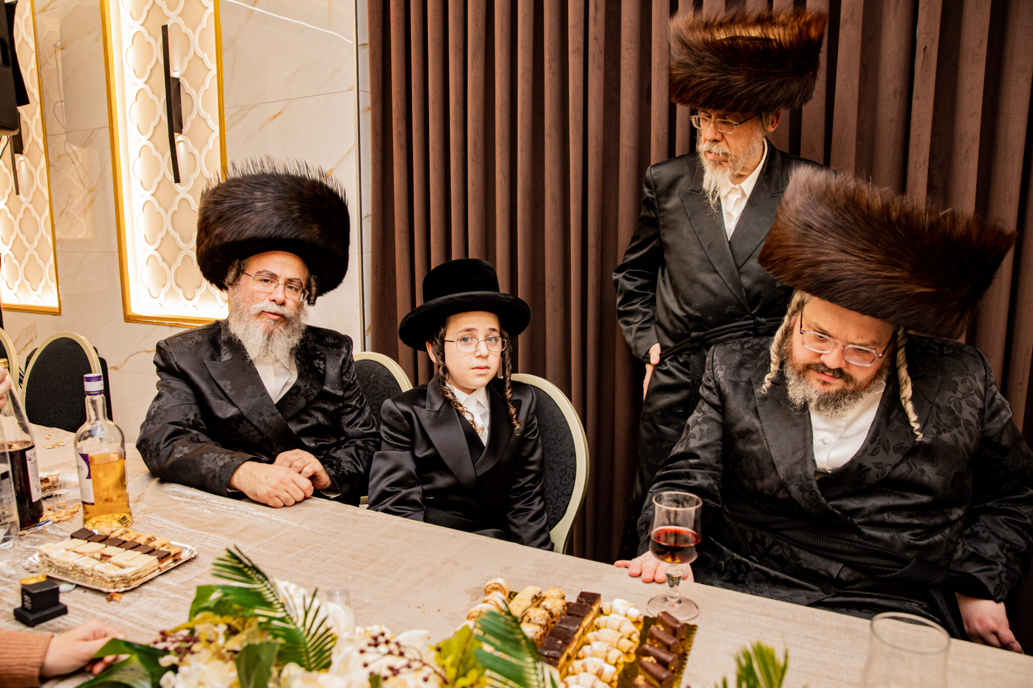 בן האדמו"ר מבעלזא הגיע לבר מצווה של בן המשפיע