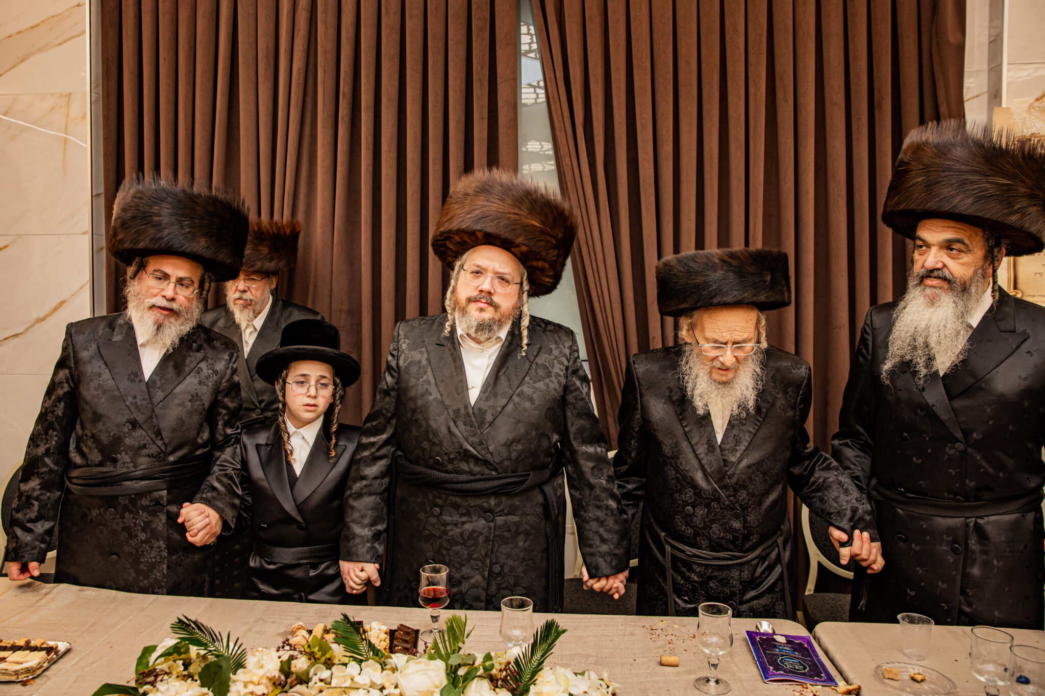 בן האדמו"ר מבעלזא הגיע לבר מצווה של בן המשפיע