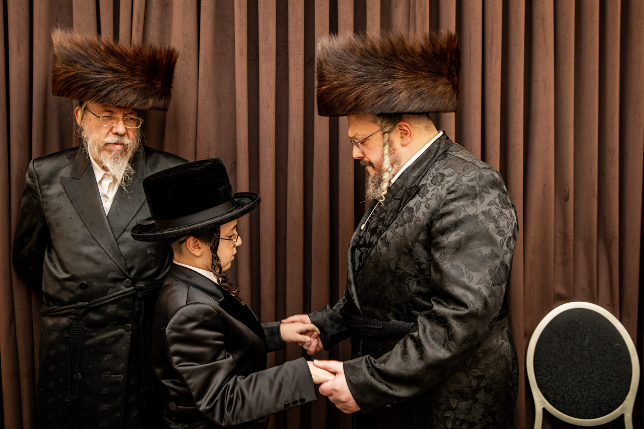 בן האדמו"ר מבעלזא הגיע לבר מצווה של בן המשפיע