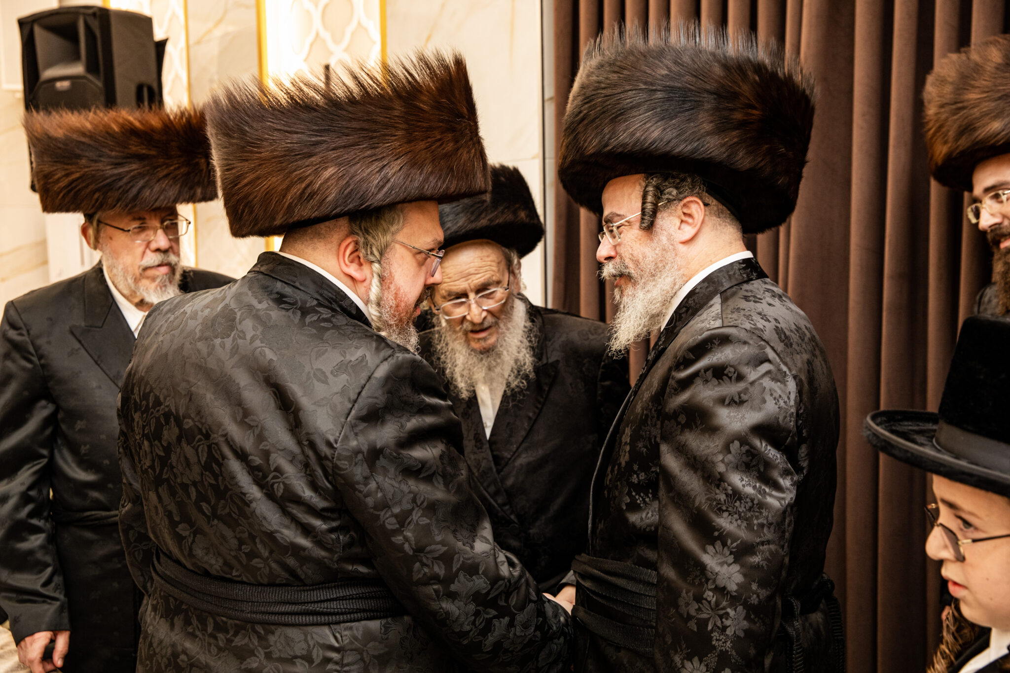 בן האדמו"ר מבעלזא הגיע לבר מצווה של בן המשפיע