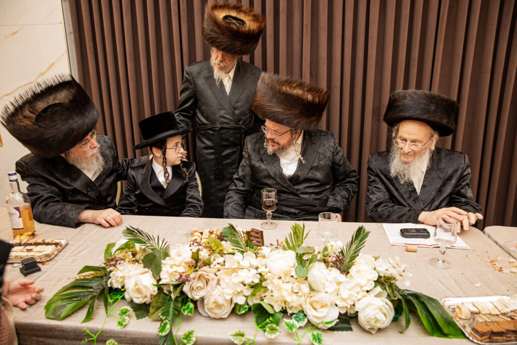 בן האדמו"ר מבעלזא הגיע לבר מצווה של בן המשפיע