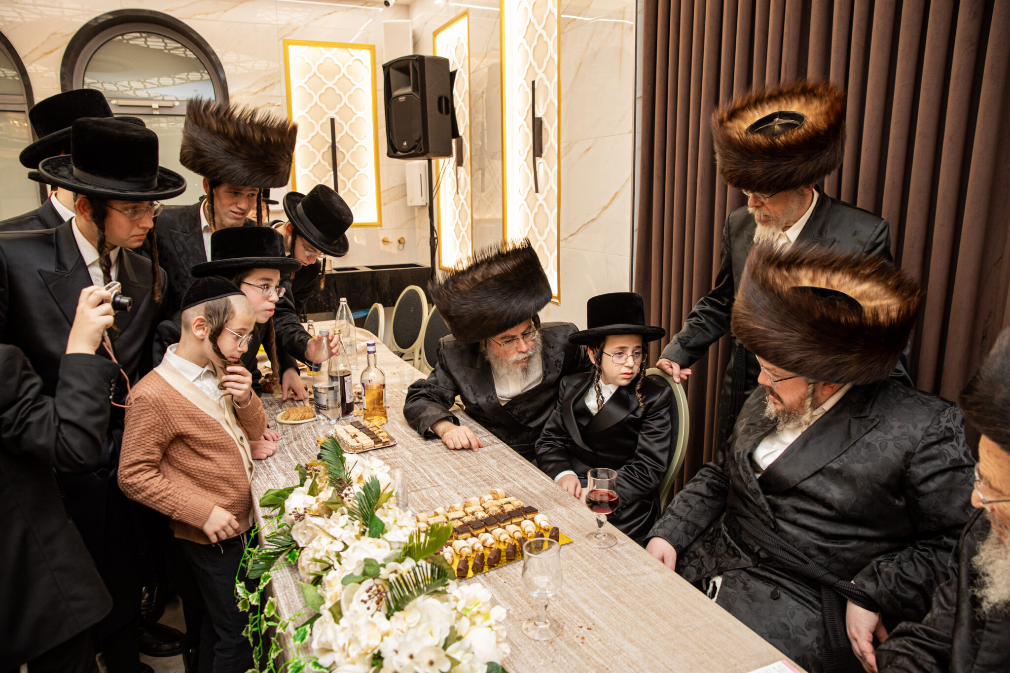 בן האדמו"ר מבעלזא הגיע לבר מצווה של בן המשפיע