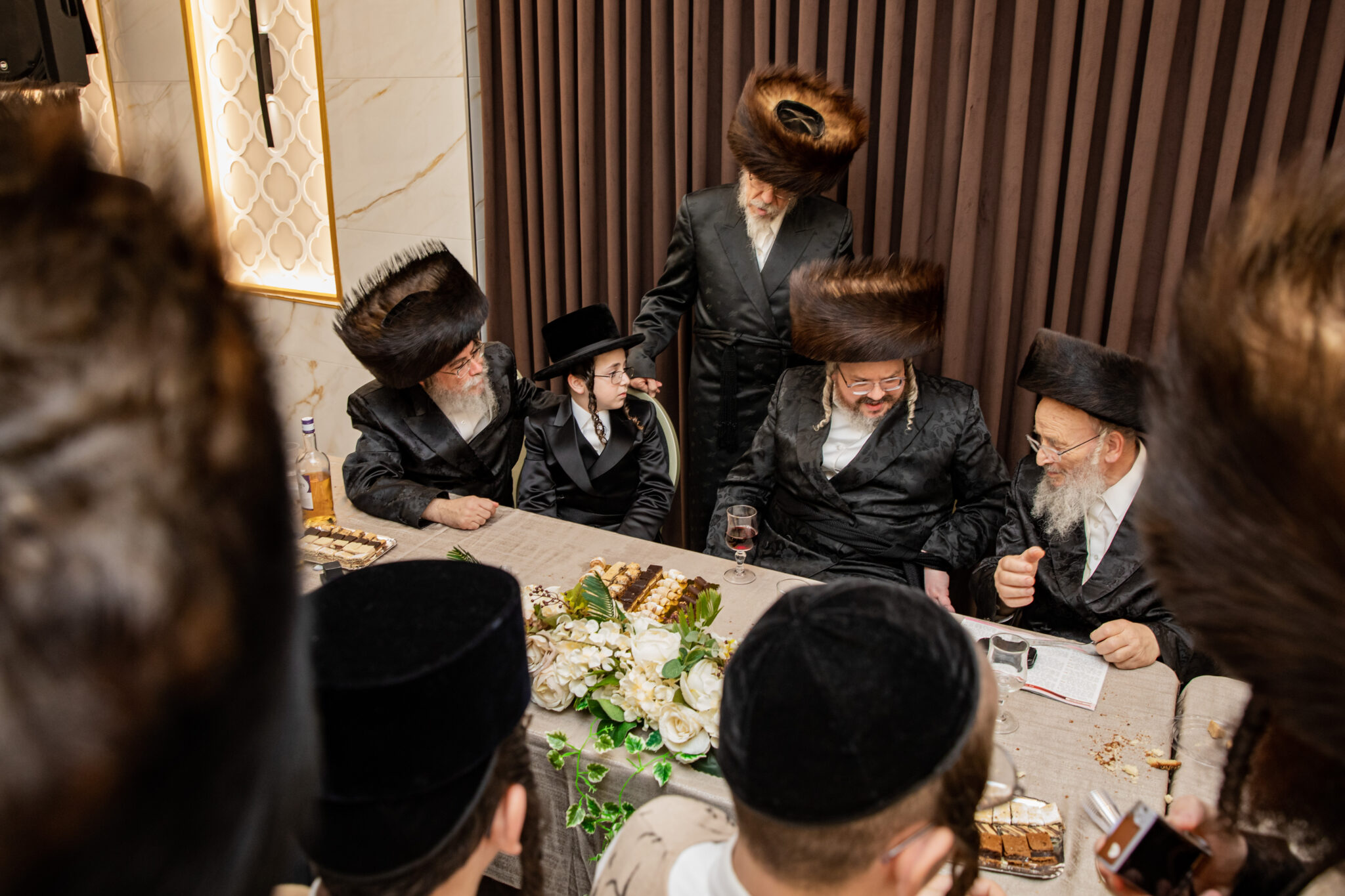 השבוע נערכה באשדוד בר מצווה לבנו של הרב נפתלי שובקס משפיע בקהילת בעלזא | כיבד בנוכחותו: הרה"צ הרב אהרון מרדכי רוקח שליט"א, בן כ"ק האדמו"ר מבעלזא | הצלם מענדי קורנט תיעד