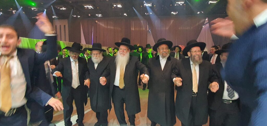 גלריה: רבה של אלעד חיתן את נכדו הראשון