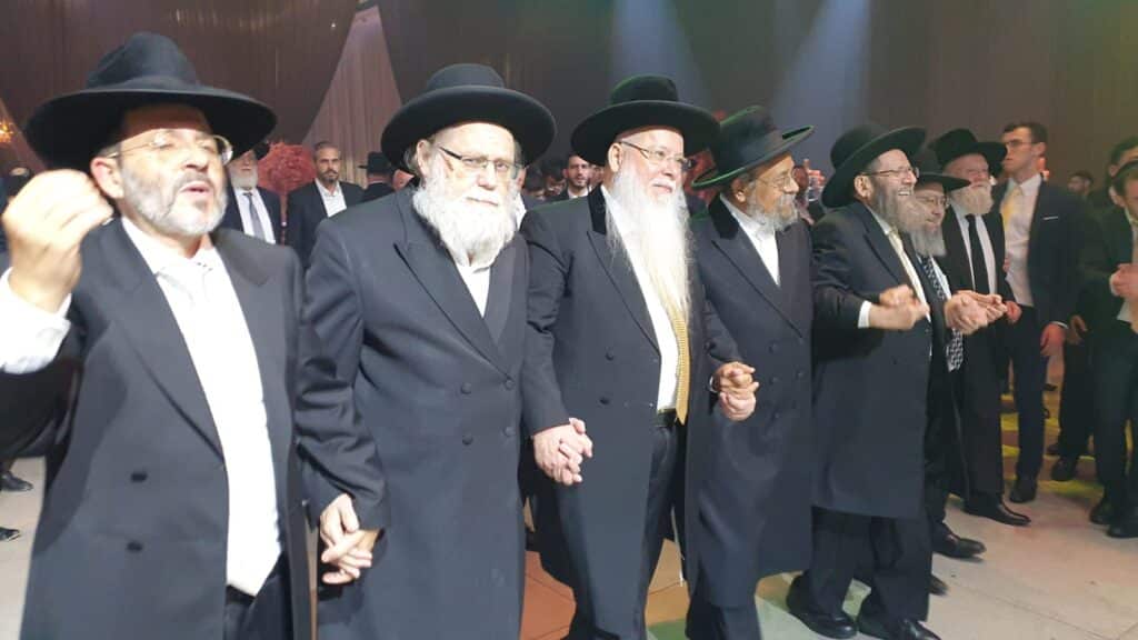 גלריה: רבה של אלעד חיתן את נכדו הראשון