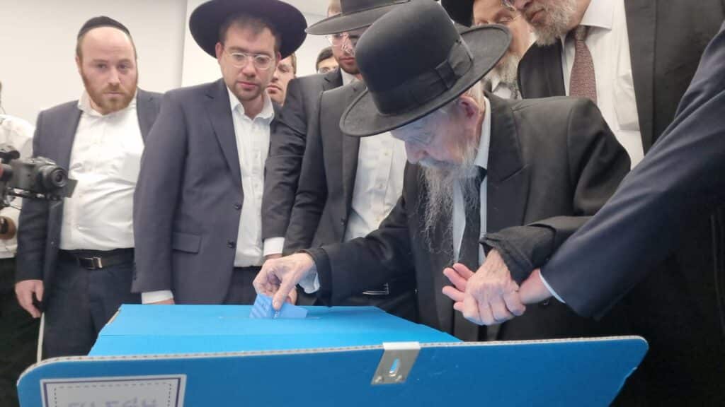 בשירה ובגשם שוטף: רה"י ר' גרשון אדלשטיין מגיע אל הקלפי