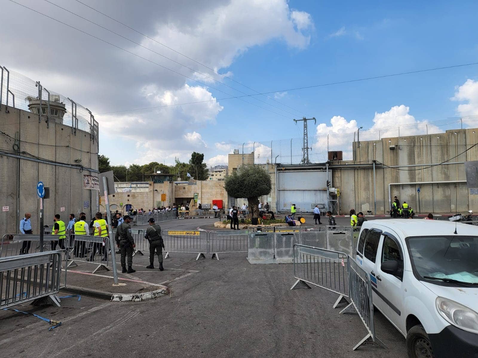 גלריה: החלה נהירת הרבבות למתחם קבר רחל אמנו