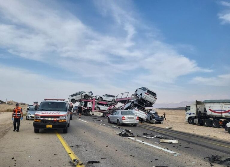 גבר ואשה נמחצו למוות בכביש הערבה