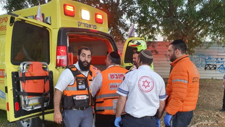 אלעד: בן 16 נפל ממחנה בגן שעשועים