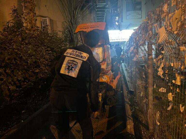 בני ברק: יהודי מבוגר נפל ממדרגות בית הכנסת