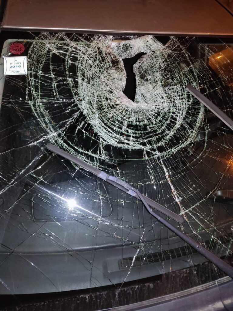 הר הזיתים: ערבים רגמו מתפללים עם סלעים