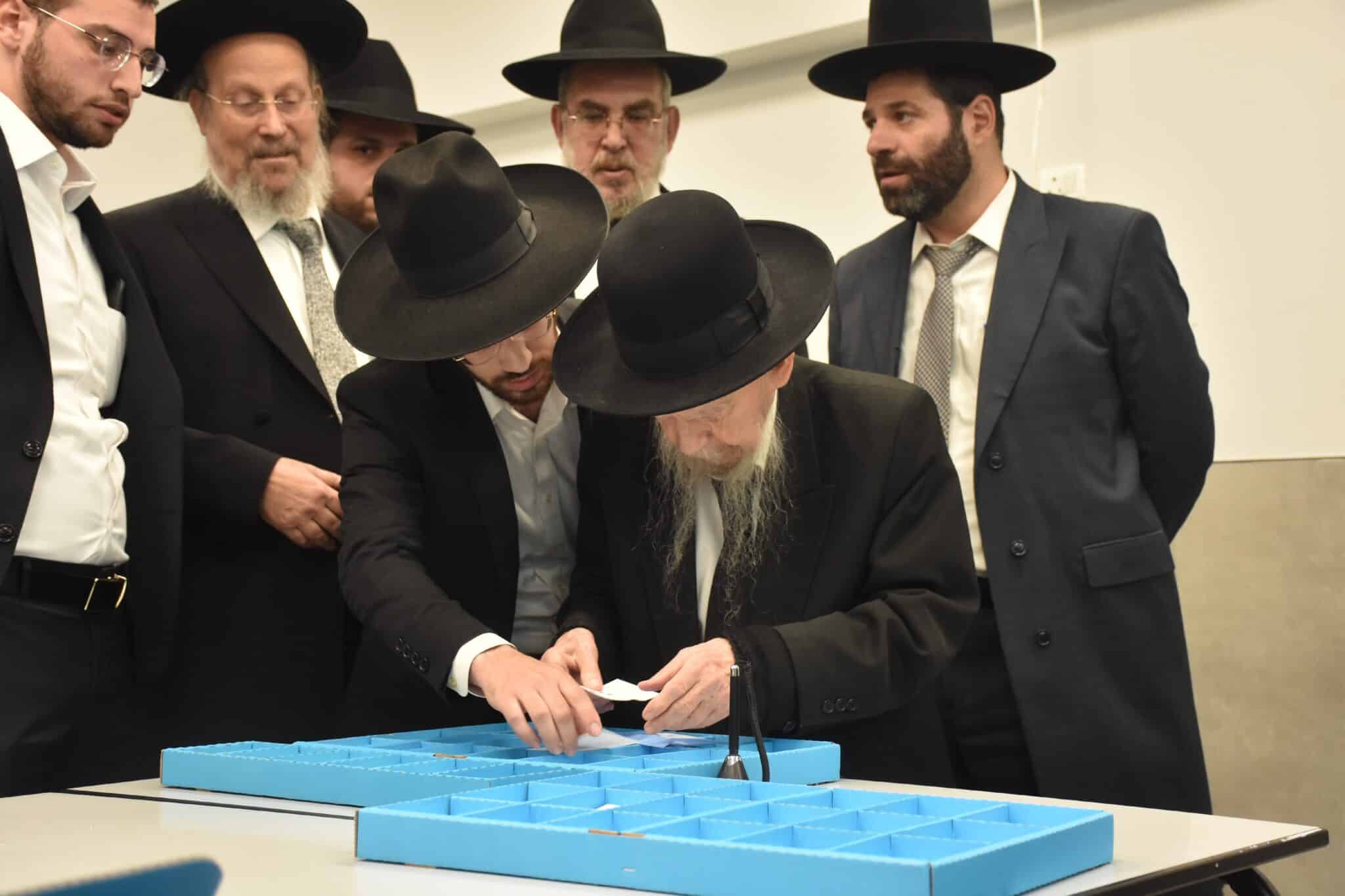 גלריה: גדולי ישראל יצאו אל הקלפי להצביע ליהדות התורה