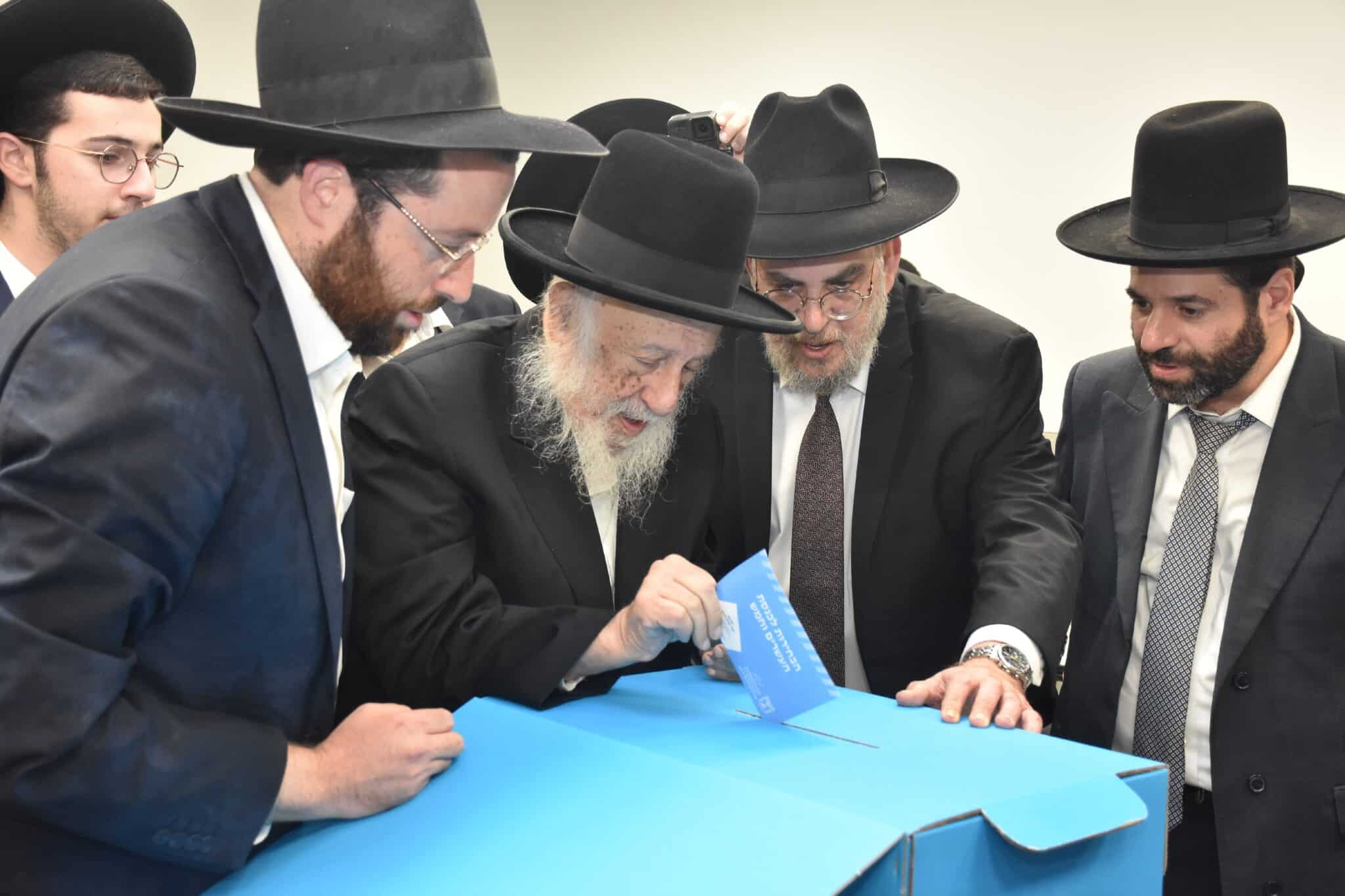 גלריה: גדולי ישראל יצאו אל הקלפי להצביע ליהדות התורה