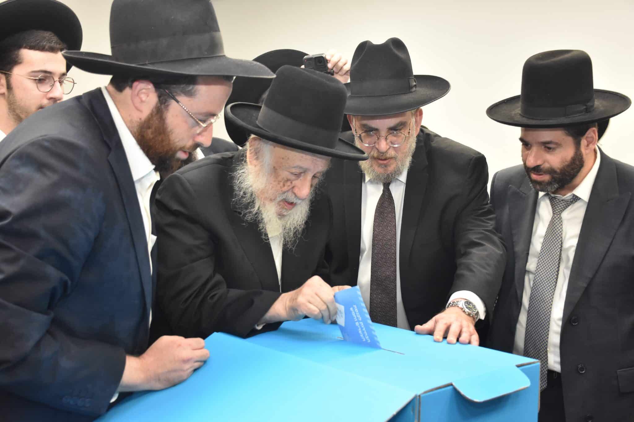 גלריה: גדולי ישראל יצאו אל הקלפי להצביע ליהדות התורה
