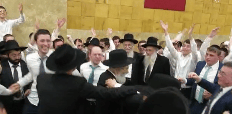 ראשי הישיבה והבחורים בריקוד סוער לפני החתן