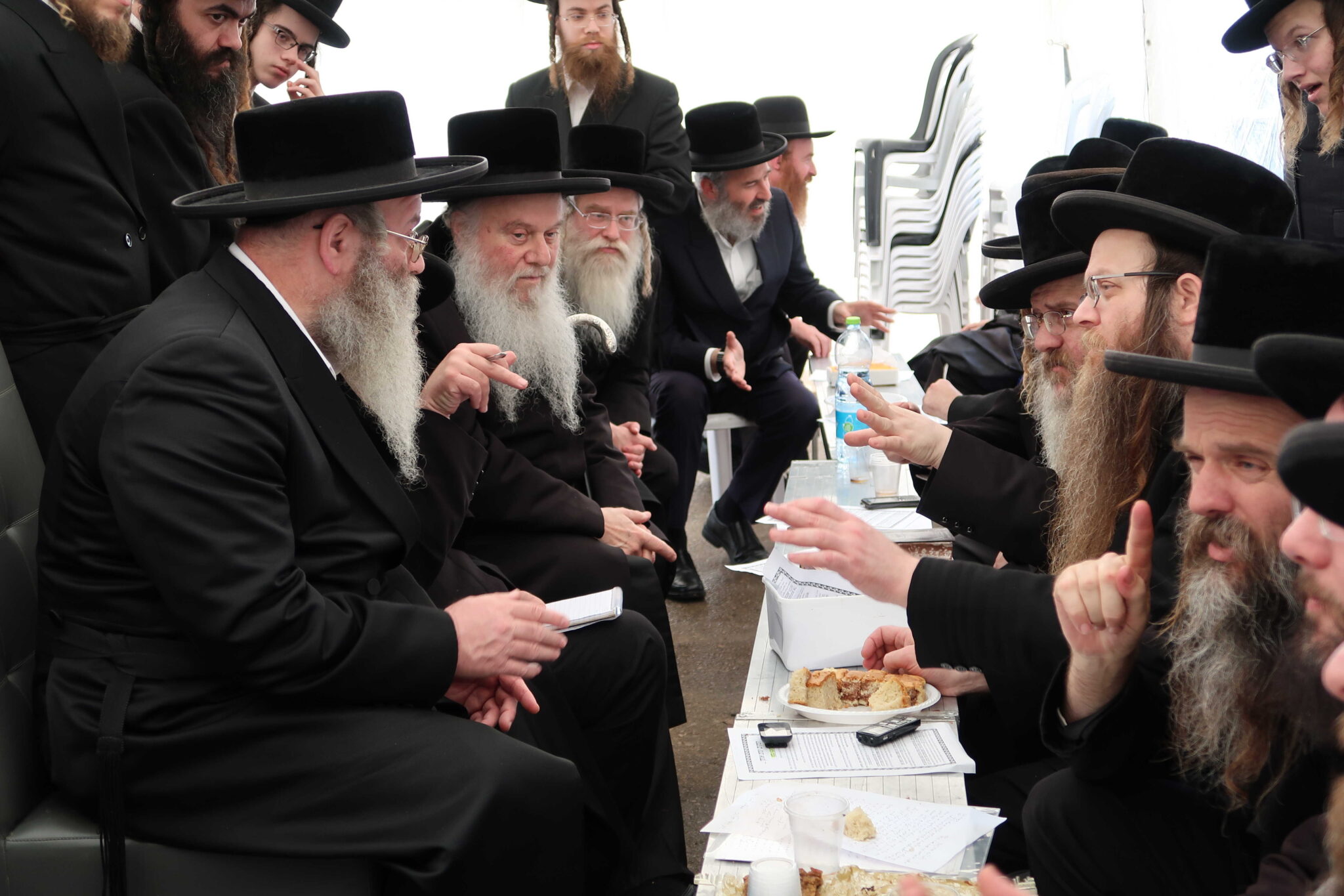 אדמו"רים בניחום אבלים אצל רבא דקרית צאנז רבי חיים יעקב מנחם שווארץ זצוק"ל