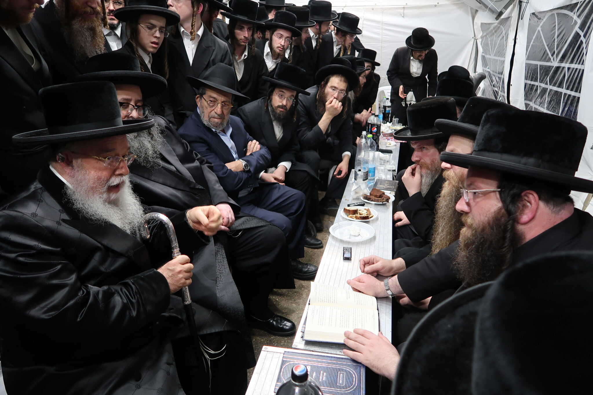 אדמו"רים בניחום אבלים אצל רבא דקרית צאנז רבי חיים יעקב מנחם שווארץ זצוק"ל