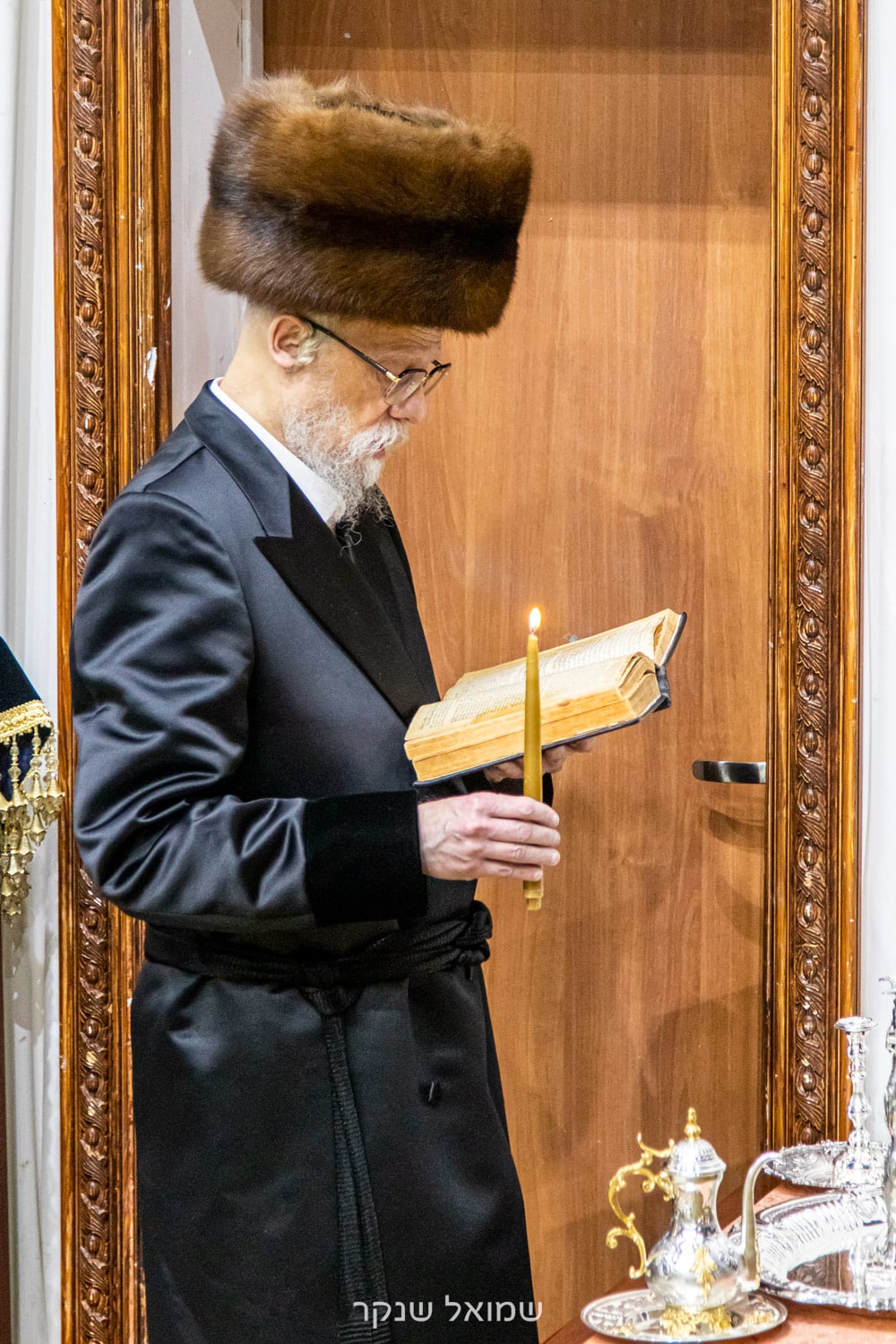 גלריה: הדלקת נר חנוכה בחצר כ"ק האדמו"ר מסערט ויזיניץ שליט"א