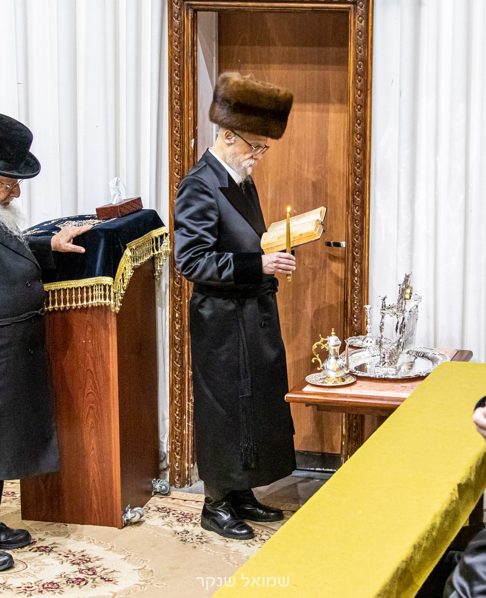 גלריה: הדלקת נר חנוכה בחצר כ"ק האדמו"ר מסערט ויזיניץ שליט"א