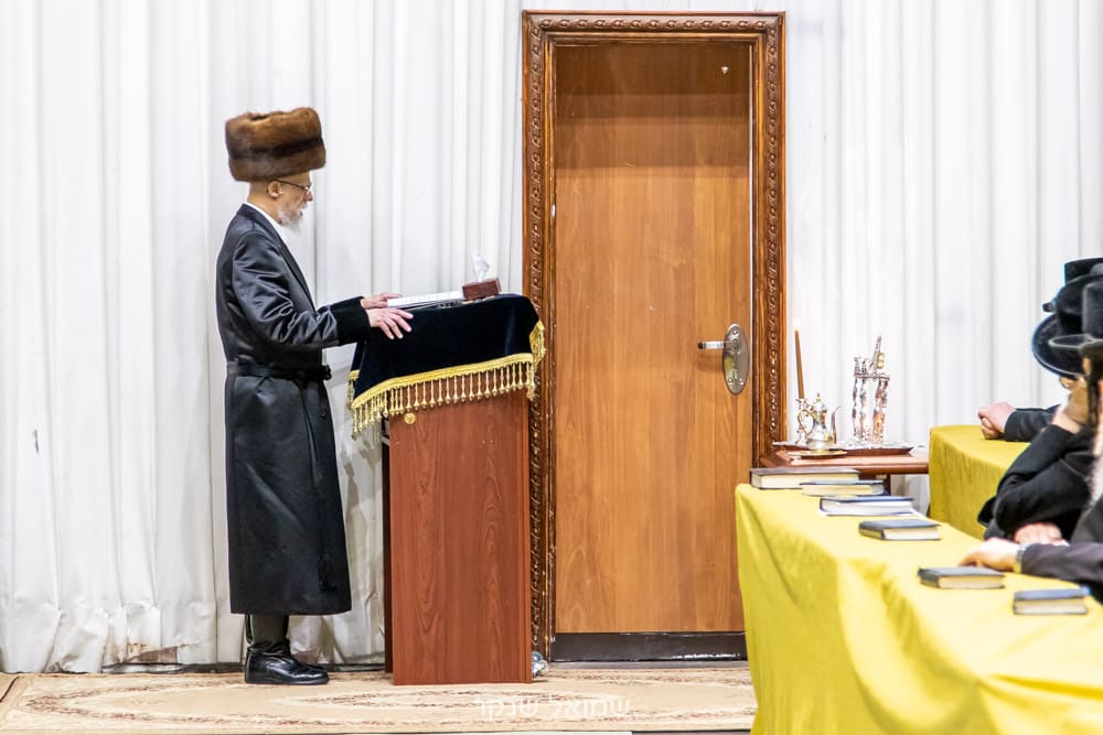 גלריה: הדלקת נר חנוכה בחצר כ"ק האדמו"ר מסערט ויזיניץ שליט"א