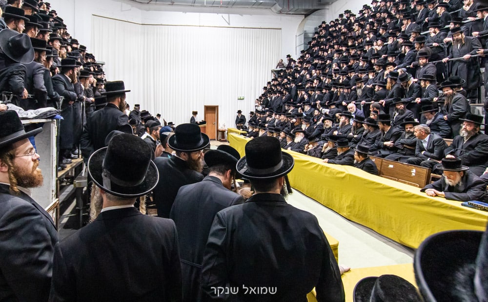 גלריה: הדלקת נר חנוכה בחצר כ"ק האדמו"ר מסערט ויזיניץ שליט"א