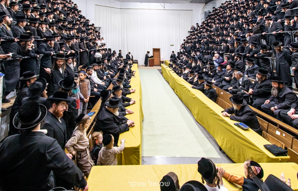 גלריה: הדלקת נר חנוכה בחצר כ"ק האדמו"ר מסערט ויזיניץ שליט"א