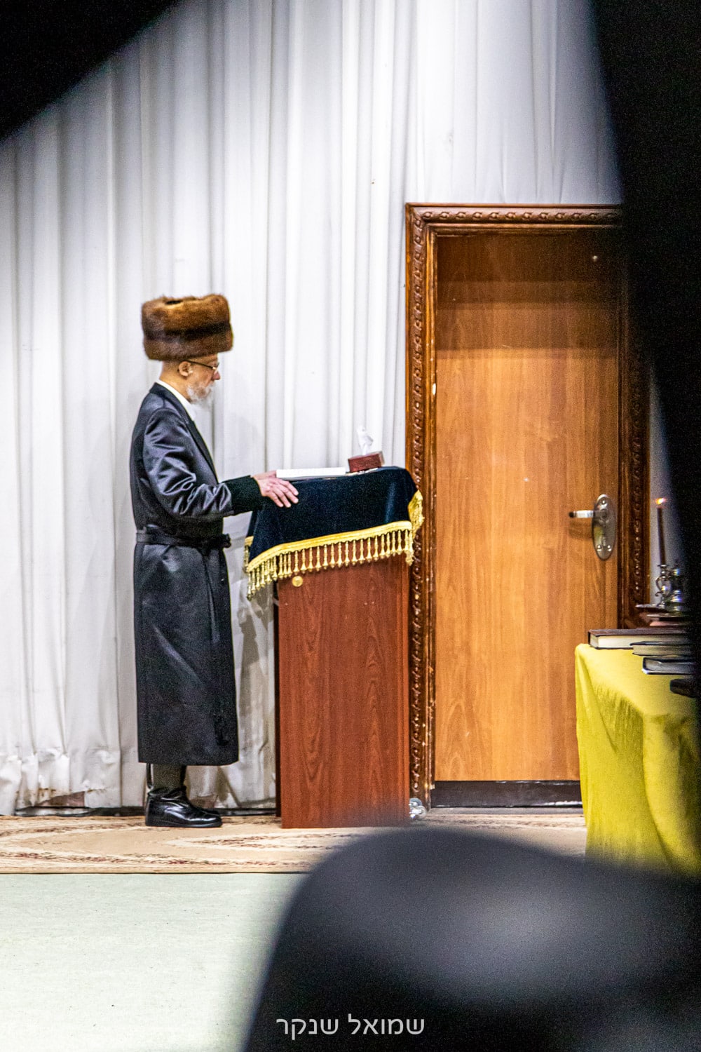 גלריה: הדלקת נר חנוכה בחצר כ"ק האדמו"ר מסערט ויזיניץ שליט"א