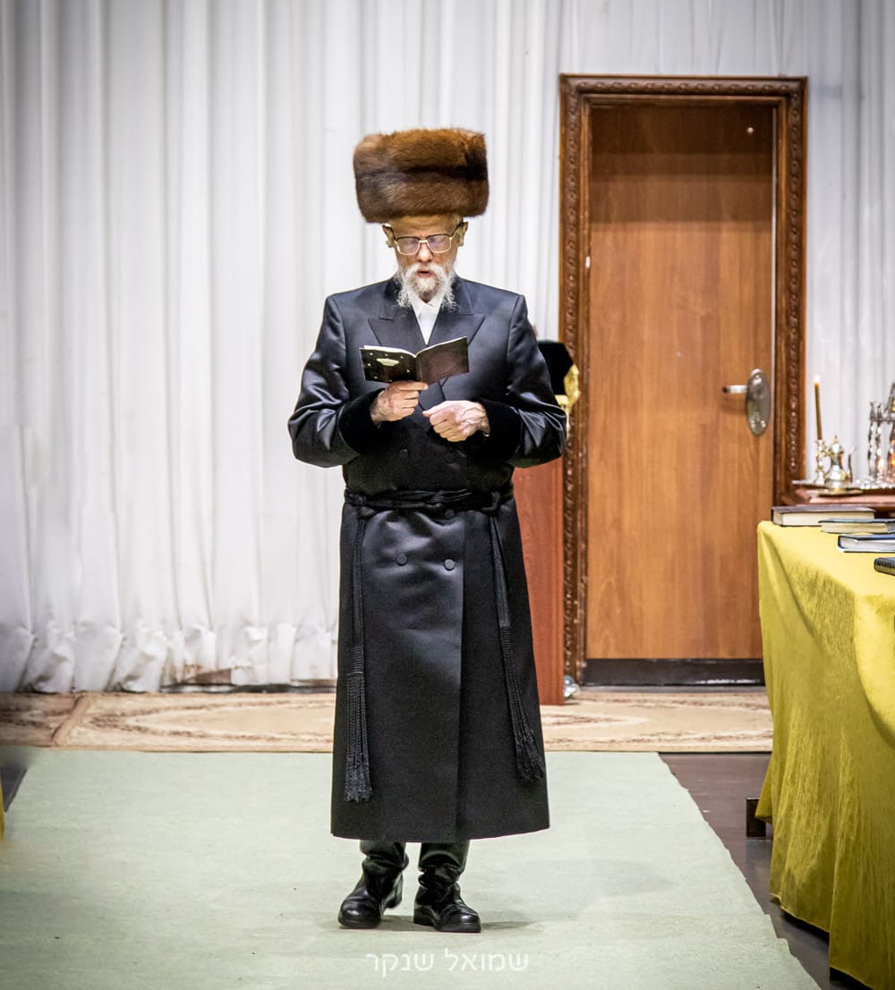 גלריה: הדלקת נר חנוכה בחצר כ"ק האדמו"ר מסערט ויזיניץ שליט"א