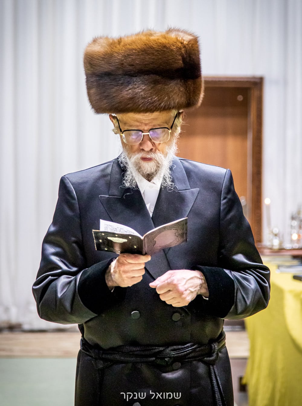 גלריה: הדלקת נר חנוכה בחצר כ"ק האדמו"ר מסערט ויזיניץ שליט"א