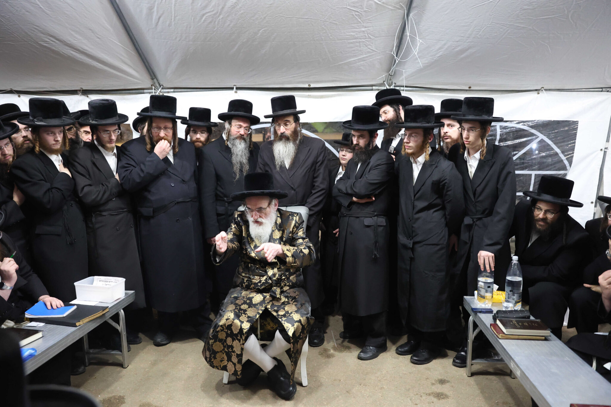 אדמו"רים בניחום אבלים אצל רבא דקרית צאנז רבי חיים יעקב מנחם שווארץ זצוק"ל