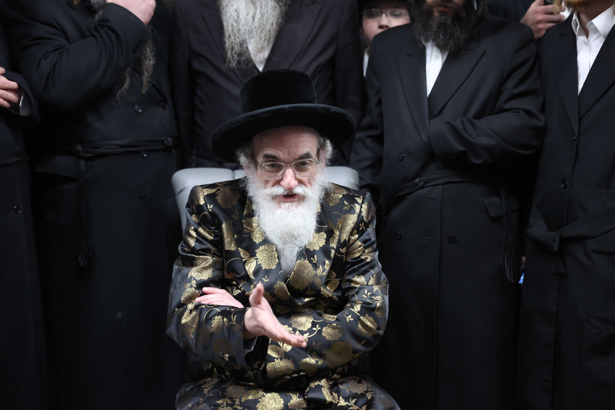 אדמו"רים בניחום אבלים אצל רבא דקרית צאנז רבי חיים יעקב מנחם שווארץ זצוק"ל